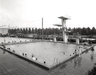 802022 Gezicht op de buitenbaden met hoge springtoren van het Zwembad Den Hommel (Kennedylaan 5) te Utrecht.